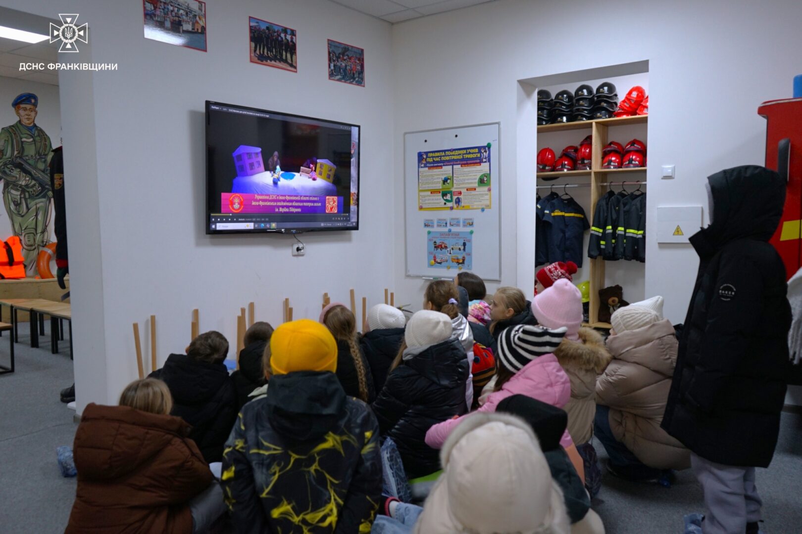 amepgoamsh - 30 учнів приватної гімназії завітали до рятувальників у Клас безпеки - rai.ua