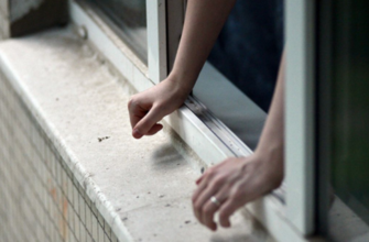 В Івано-Франківську з вікна багатоповерхівки випала 25-річна жінка