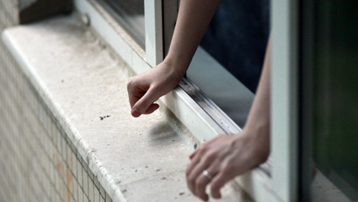 В Івано-Франківську з вікна багатоповерхівки випала 25-річна жінка