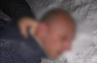 8 лютого до Галицького відділення поліції звернулася жителька Дубовецької територіальної громади із заявою про зникнення чоловіка. Заявниця повідомила, що її 41-річний чоловік напередодні пішов з дому та не повернувся. На телефонні дзвінки він не відповідав, а його місцезнаходження було невідоме. Родина спочатку намагалася розшукати зниклого самотужки, однак безрезультатно. Правоохоронці негайно розпочали пошукові заходи. 9 лютого у ході відпрацювання території поліцейські виявили тіло розшукуваного чоловіка у криниці на території господарства сусіда. На тілі виявили наявні ознаки насильницької смерті. Слідчі одразу розпочали кримінальне провадження та комплекс необхідних слідчих дій. У ході оперативних заходів поліцейські встановили, що напередодні потерпілий розпивав спиртні напої із 34-річним господарем будинку. Між чоловіками виникла суперечка, яка переросла у бійку. Під час конфлікту нетверезий господар завдав гостю численних ударів кулаками в ділянку голови. Після побиття підозрюваний ліг спати, залишивши потерпілого у приміщенні. Вранці він виявив, що товариш не подає ознак життя. Замість того щоб повідомити правоохоронців, чоловік вирішив приховати злочин: переніс тіло та скинув його до криниці на території свого господарства, після чого втік з місця події. На підставі зібраних речових доказів та результатів проведених слідчо-розшукових заходів, поліцейські встановили місцезнаходження зловмисника та затримали його у сусідньому районі. Також з’ясувалося, що фігурант перебував у розшуку, оскільки самовільно залишив військову частину. Зловмисника затримано в процесуальному порядку. Йому повідомлено про підозру за ч. 2 ст. 121 Кримінального кодексу України. Суд обрав запобіжний захід - тримання під вартою. Досудове розслідування триває.