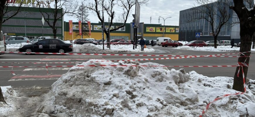 На перехресті вулиць Коновальця та Сорохтея запрацював новий світлофор