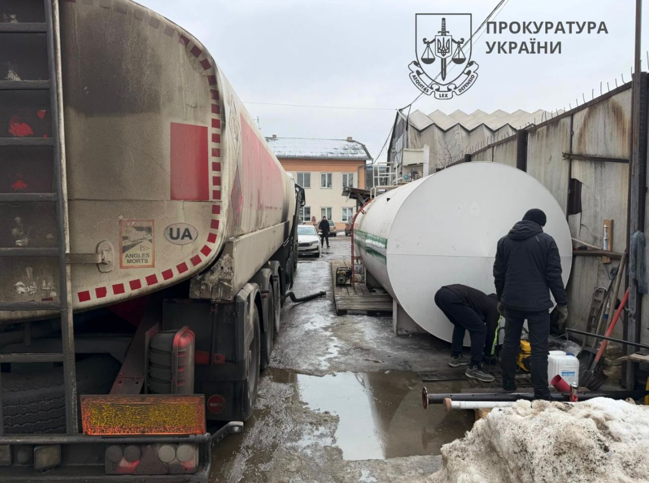 mnashchd - В Івано-Франківську ліквідували «тіньову» АЗС, яка торгувала контрафактним неякісним пальним - rai.ua
