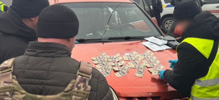 Гірський маршрут до Румунії: поліцейські затримали підозрюваних у переправленні чоловіків через кордон