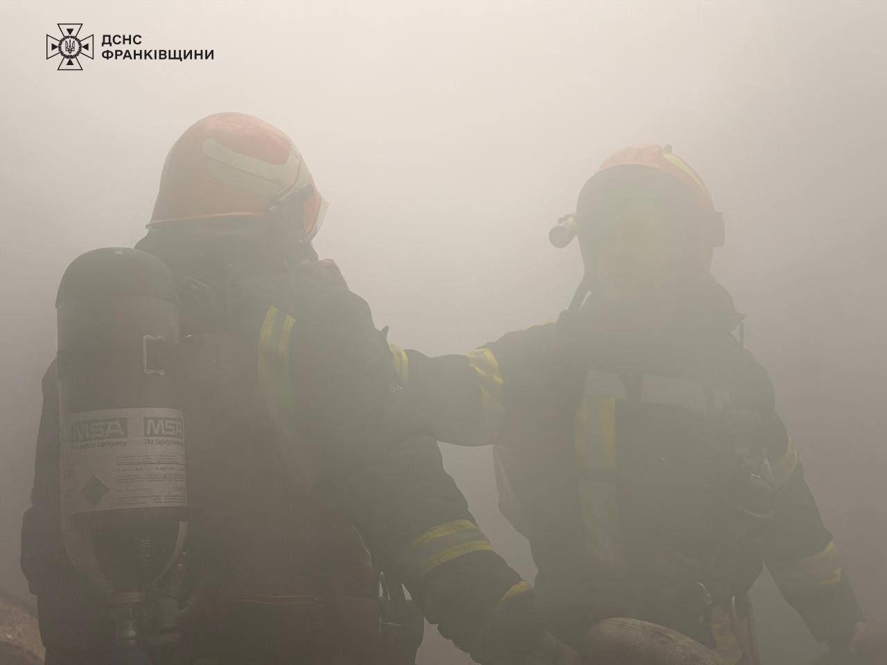 rzhshchyrzh - Понад 50 рятувальників ліквідовувало пожежу, спричинену ударом по об’єкту критичної інфрастуктури - rai.ua