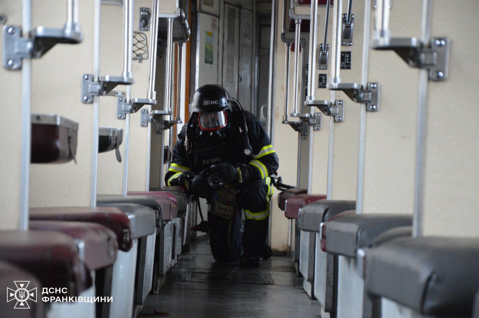 schkach - Прикарпатські рятувальники провели тренінг для поїзних бригад «Укрзалізниці» - rai.ua