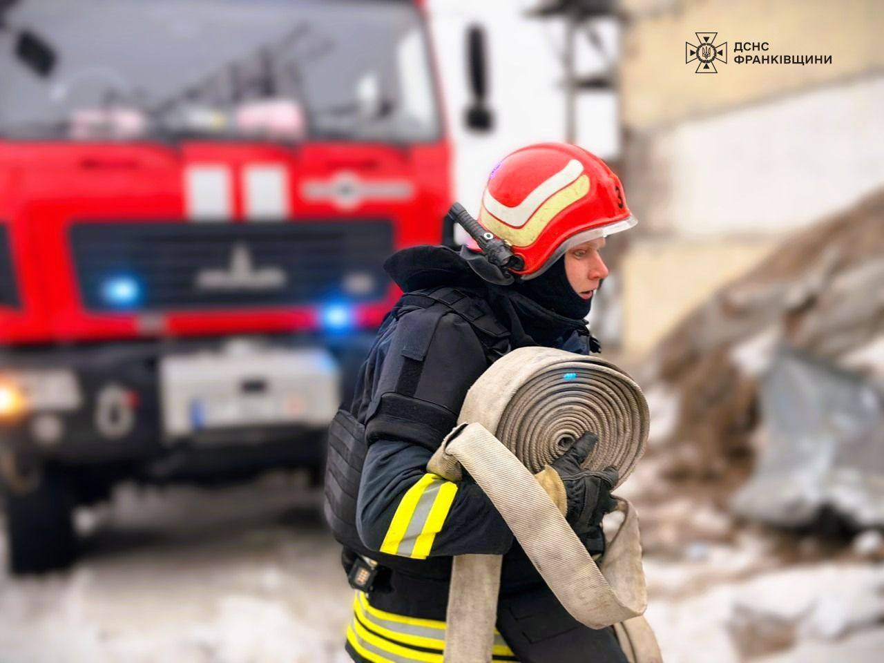 sesashl - Понад 50 рятувальників ліквідовувало пожежу, спричинену ударом по об’єкту критичної інфрастуктури - rai.ua