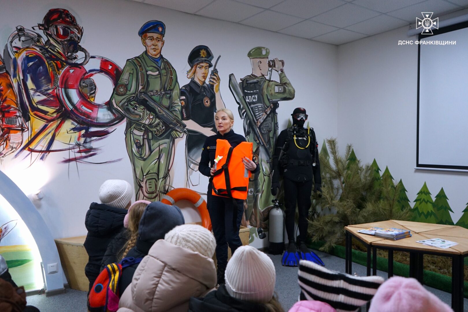 shdrtshzh - 30 учнів приватної гімназії завітали до рятувальників у Клас безпеки - rai.ua