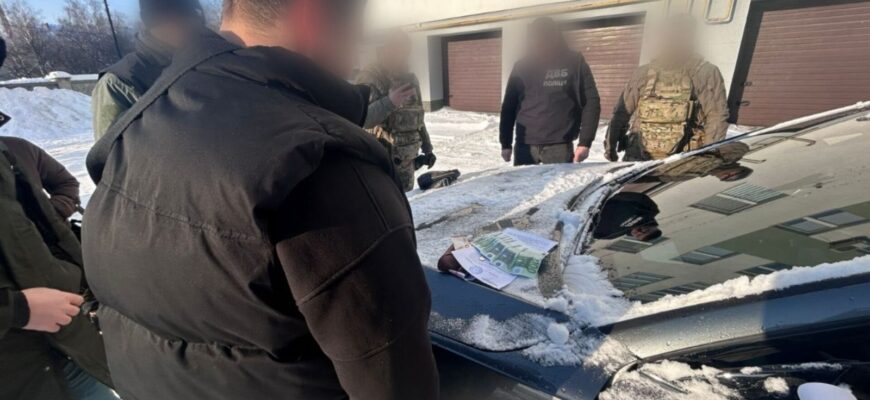 Фіктивна інвалідність для виїзду за кордон: поліцейські затримали організатора схеми