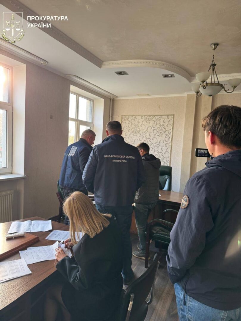 aeshvl - Хабарі від іноземців та підробка документів: судитимуть посадовців міграційної служби - rai.ua