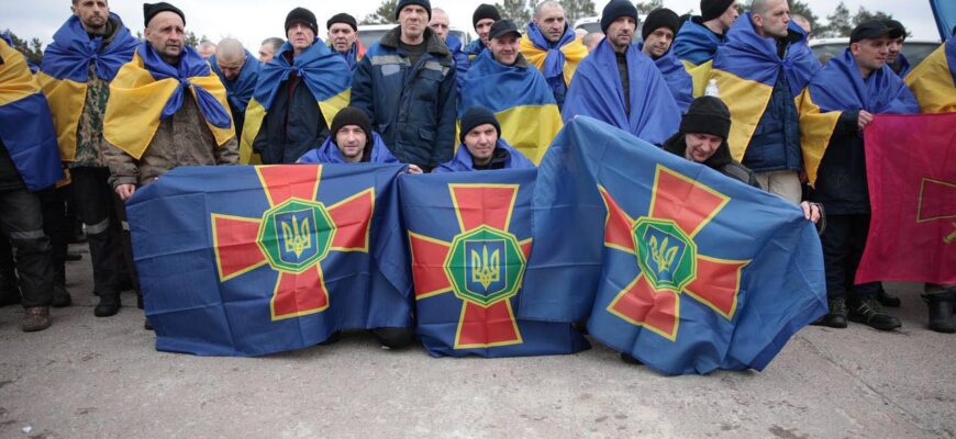 Ще 300 українських захисників повернулися додому з полону