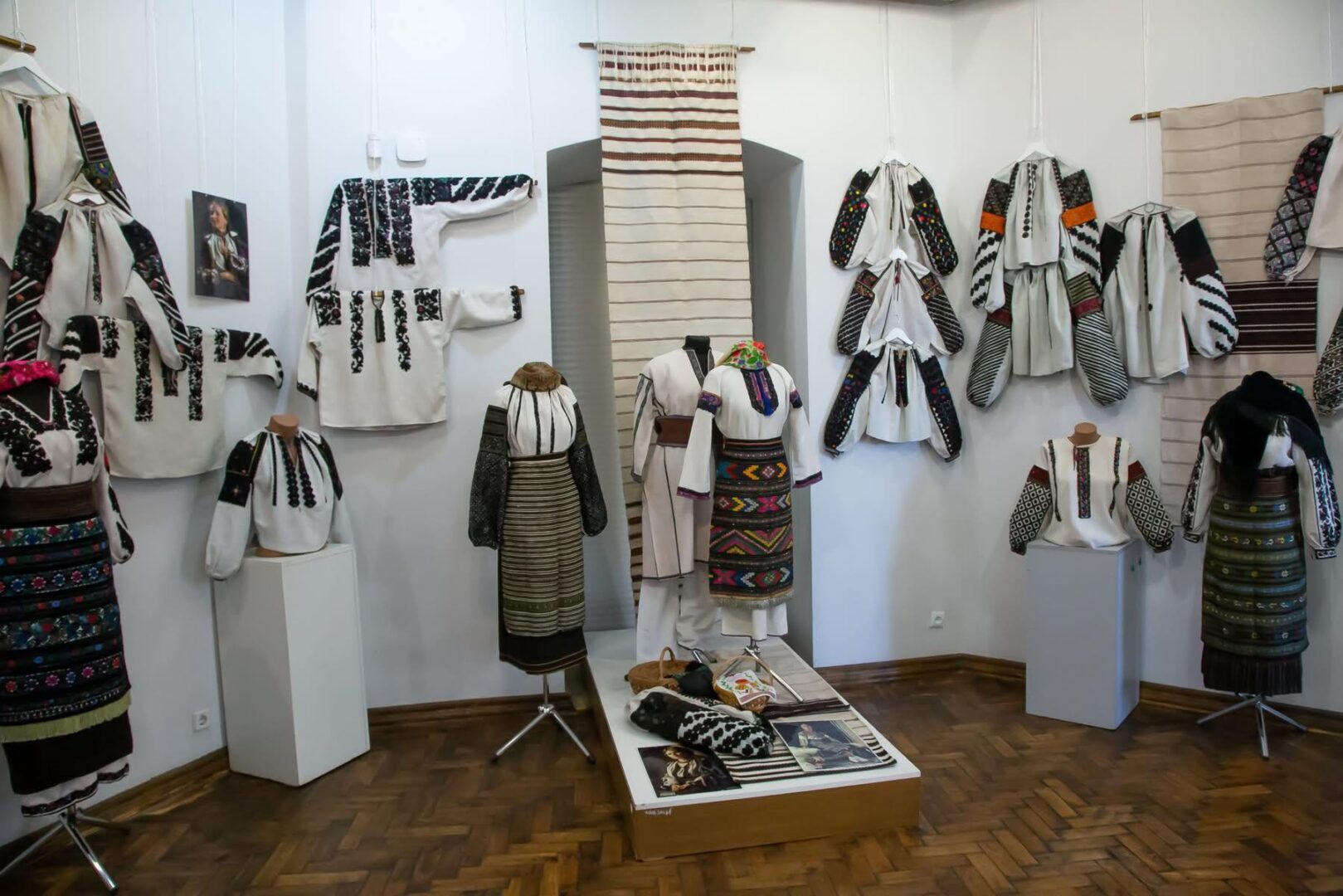 dshchgzh - У музеї Гуцульщини відкрили виставку унікальних борщівських сорочок - rai.ua