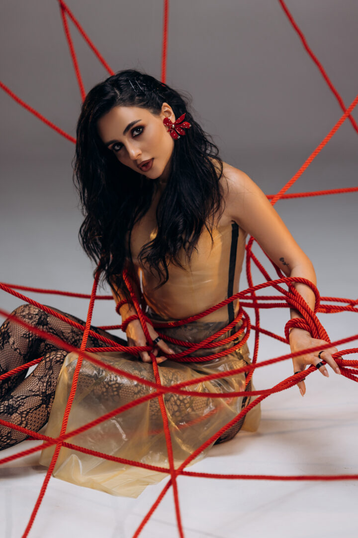 foto 9 - «Хочу, щоб під цю пісню робили пропозиції»: Анна Трінчер презентувала трек «Палає» - rai.ua