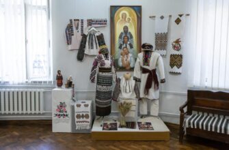 У музеї Гуцульщини відкрили виставку унікальних борщівських сорочок
