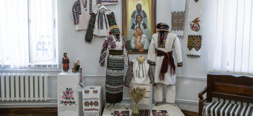 У музеї Гуцульщини відкрили виставку унікальних борщівських сорочок
