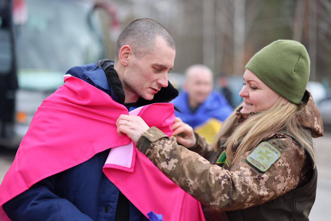 iuyy6 - Ще 300 українських захисників повернулися додому з полону - rai.ua