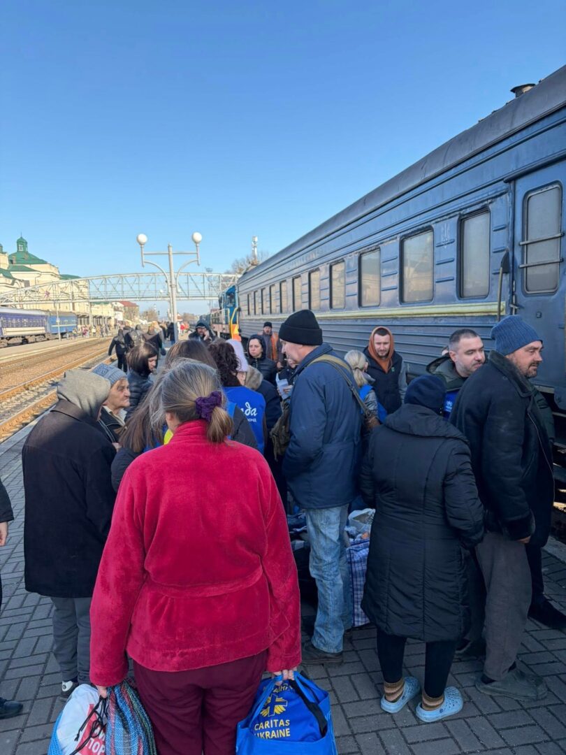 lzh 1 - На Прикарпаття прибув евакуаційний потяг із Донецької області - rai.ua