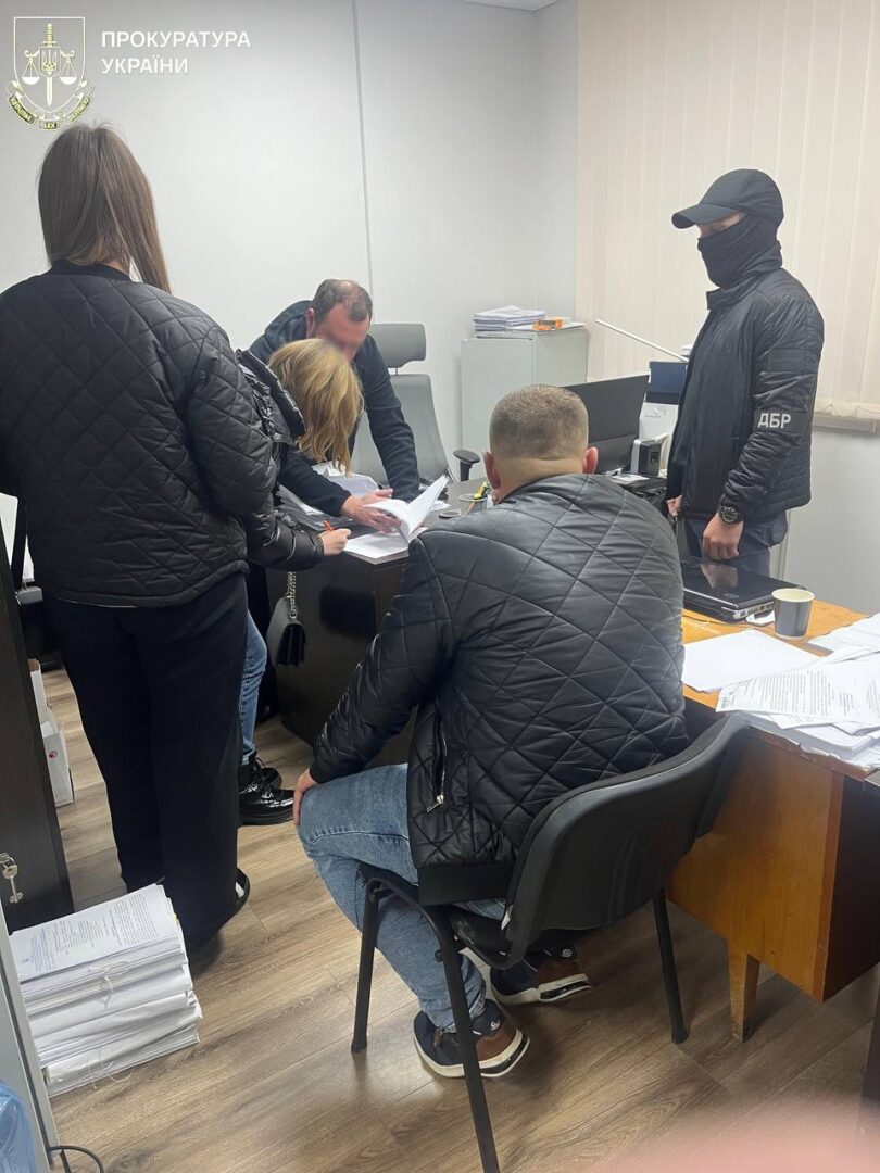 pybdmgdzh - Хабарі від іноземців та підробка документів: судитимуть посадовців міграційної служби - rai.ua