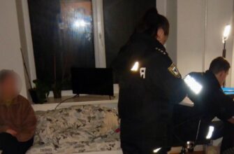 Сімейний конфлікт завершився ножовим пораненням: поліцейські затримали жінку