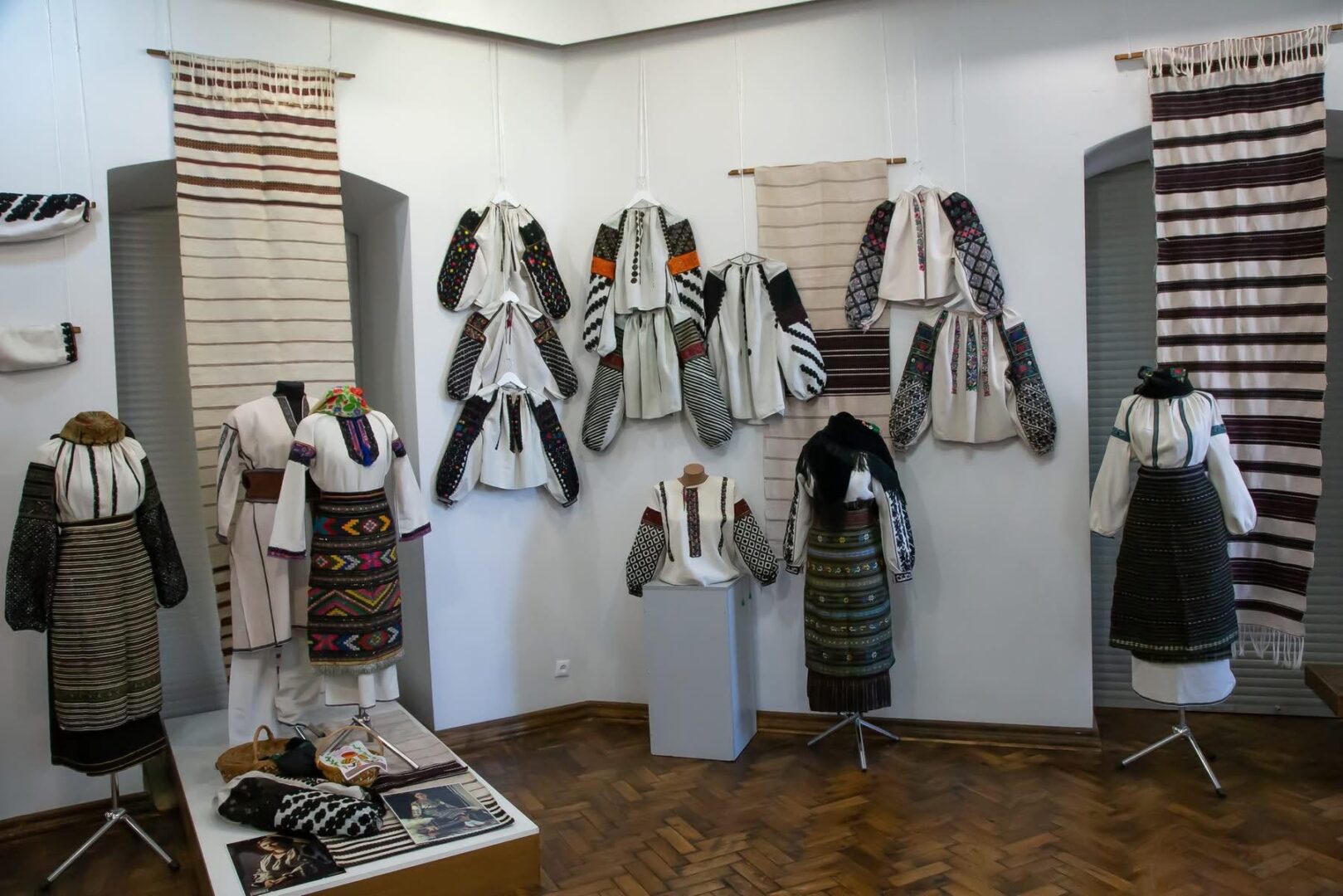 rtgpyzh - У музеї Гуцульщини відкрили виставку унікальних борщівських сорочок - rai.ua