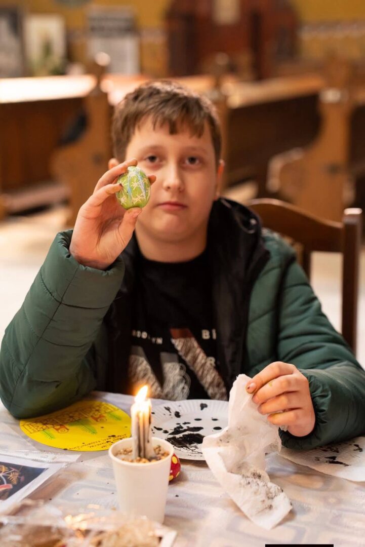 rtshzhpyzhyy - У Калуші провели майстер-клас з писанкарства для дітей захисників - rai.ua