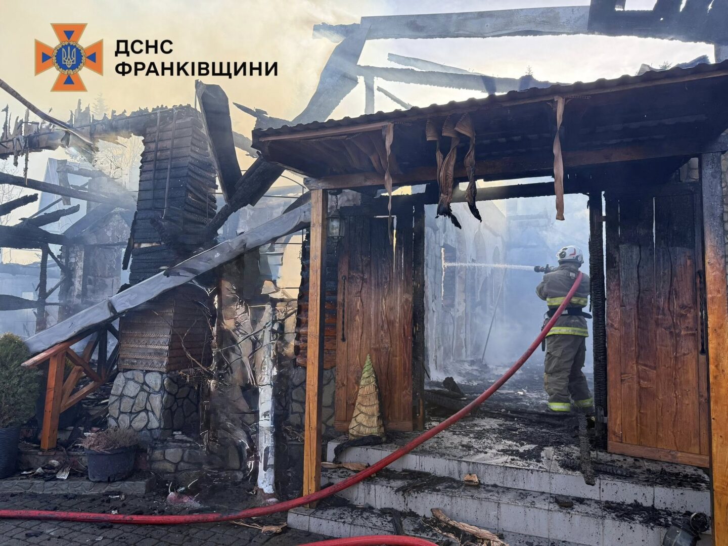 shchzhiezie - Рятувальники ліквідували пожежу кафе на Надвірнянщині - rai.ua