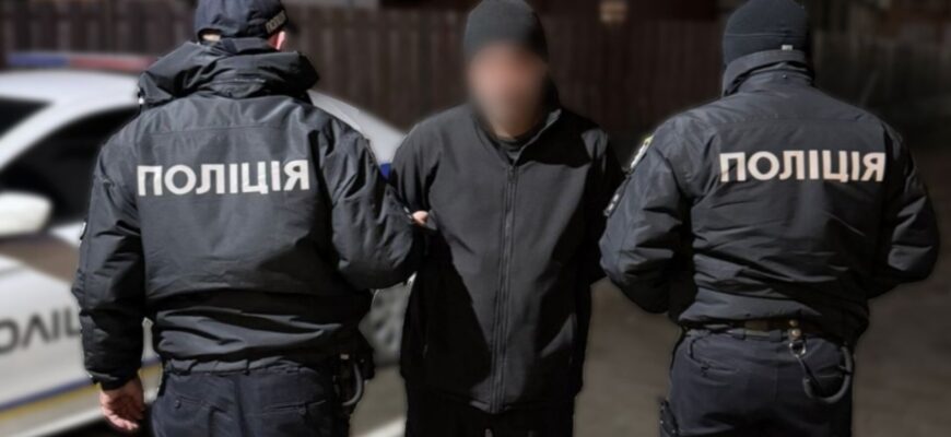 Завдав ножових поранень сусіду: поліцейські затримали підозрюваного