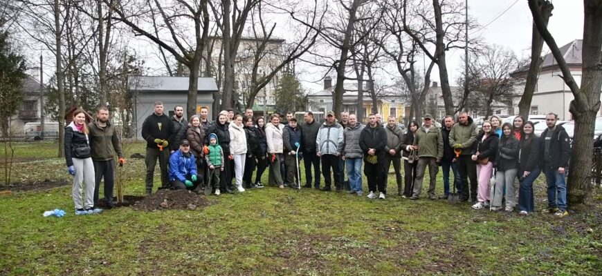 В Івано-Франківську провели велику передвеликодню толоку. Відео
