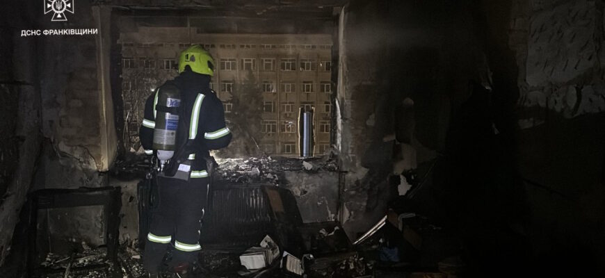 На вулиці С. Бандери горіла квартира багатоповерхівки