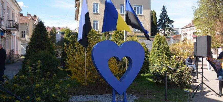 У Надвірній встановили символічну інсталяцію «Серце Надії»