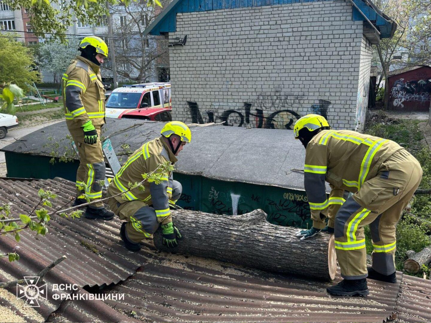 chvknrachigo - Рятувальники продовжують ліквідовувати наслідки негоди на Прикарпатті - rai.ua