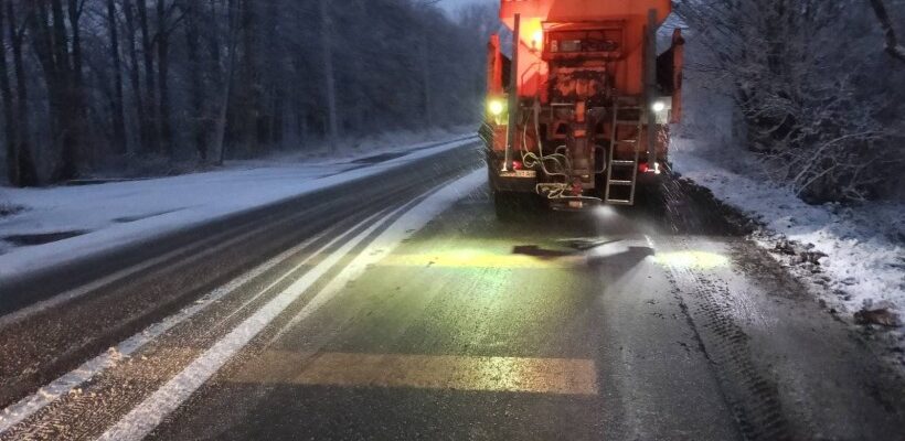 На гірські перевали Прикарпаття повернулася снігоочисна техніка