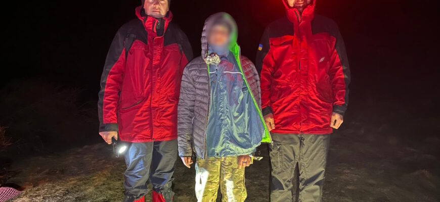 Рятувальники надали допомогу травмованому підлітку в горах