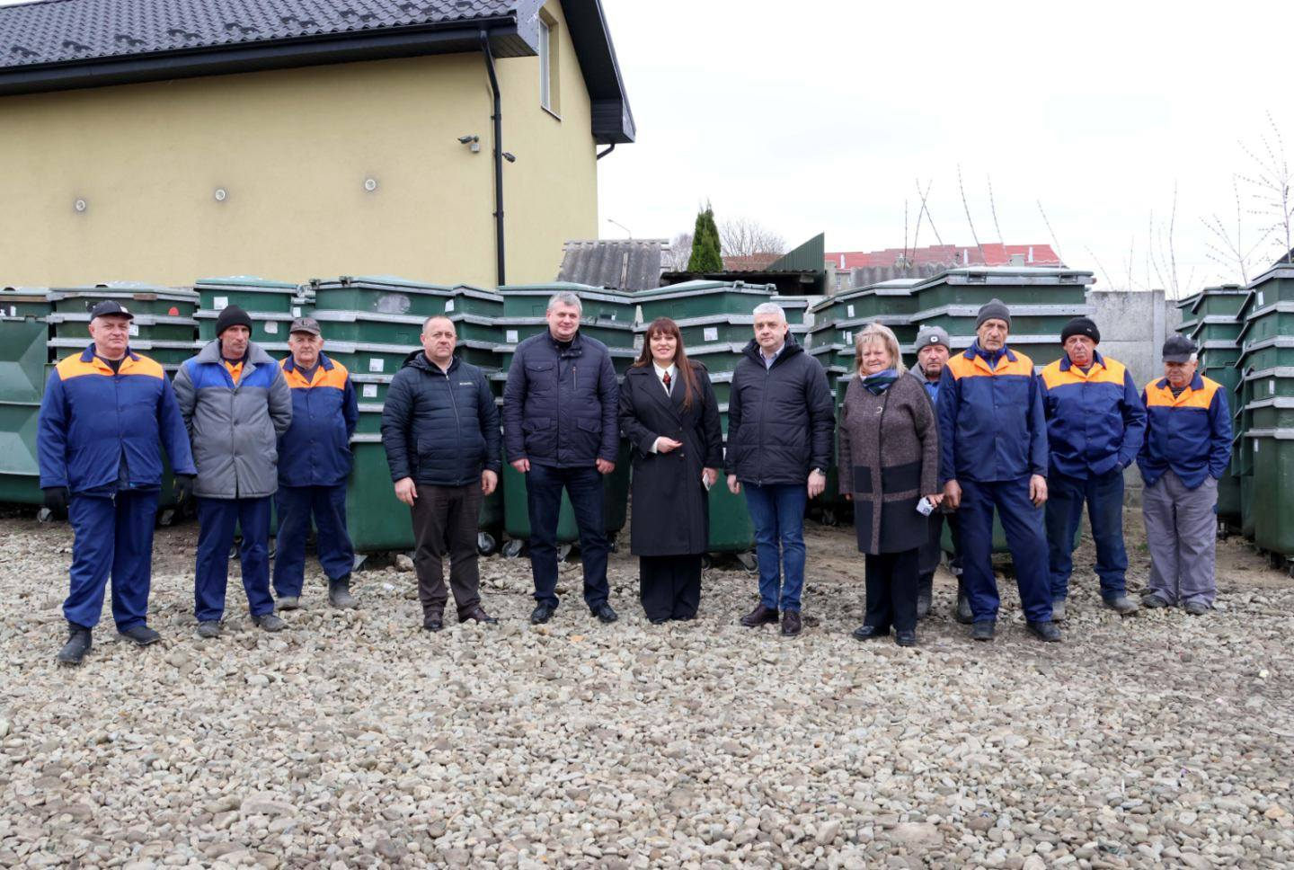 oliuyriuzh - Тисмениця отримала контейнери для збору відходів від Швеції - rai.ua