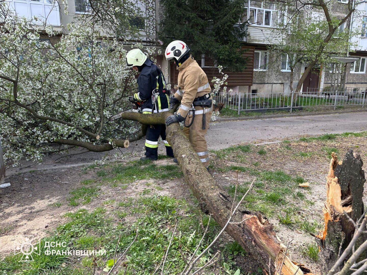 olshchzhnrhzh - Рятувальники продовжують ліквідовувати наслідки негоди на Прикарпатті - rai.ua