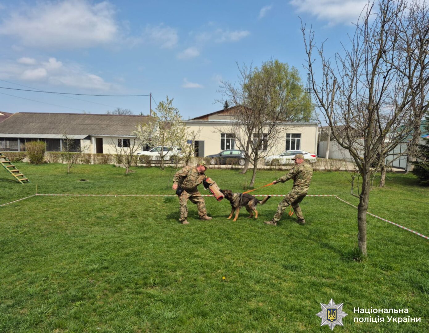 oshiuzhrtzh - Ліцеїсти Калуша побачили роботу кінологічного центру поліції Прикарпаття - rai.ua