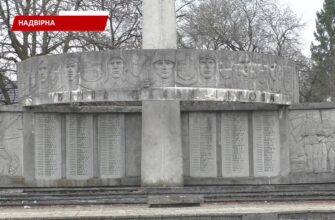 У Надвірній демонтують комуністичний пам'ятник. Відео