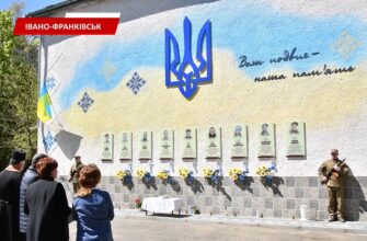 В Івано-Франківську на фасаді 10-го ліцею відкрили анотаційні дошки. Відео