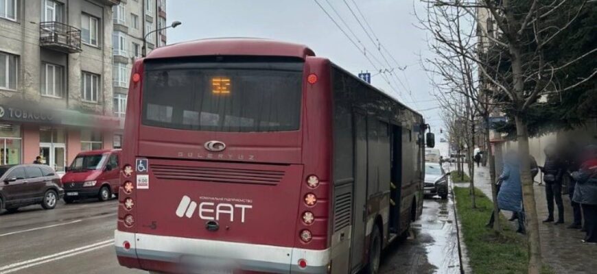 На Прикарпатті сталися дві ДТП: травмовано пасажирку автобуса та велосипедиста