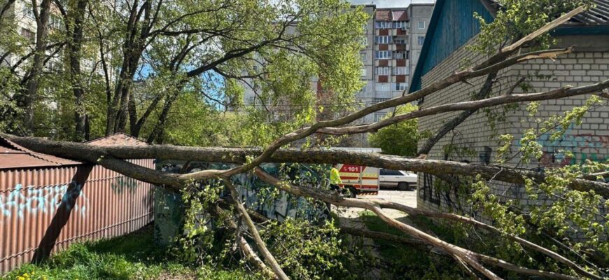 Рятувальники продовжують ліквідовувати наслідки негоди на Прикарпатті