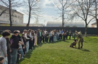 Ліцеїсти Калуша побачили роботу кінологічного центру поліції Прикарпаття