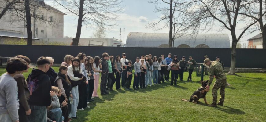 Ліцеїсти Калуша побачили роботу кінологічного центру поліції Прикарпаття