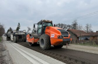 Дорожні служби продовжують ремонтні роботи на автошляхах Прикарпаття