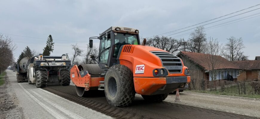 Дорожні служби продовжують ремонтні роботи на автошляхах Прикарпаття