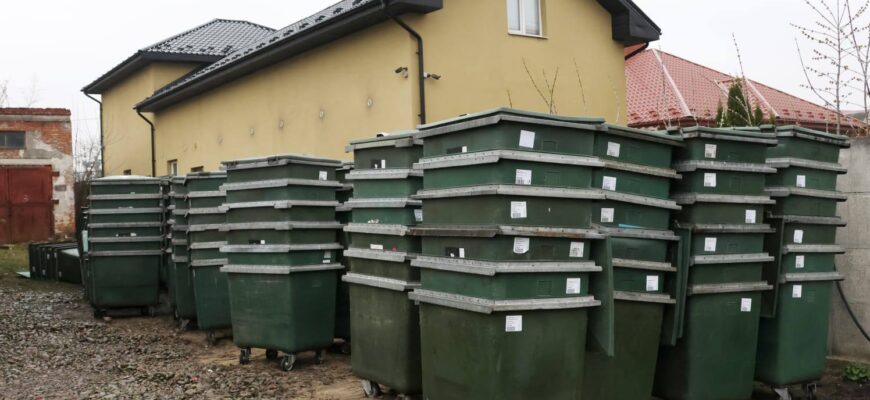 Тисмениця отримала контейнери для збору відходів від Швеції
