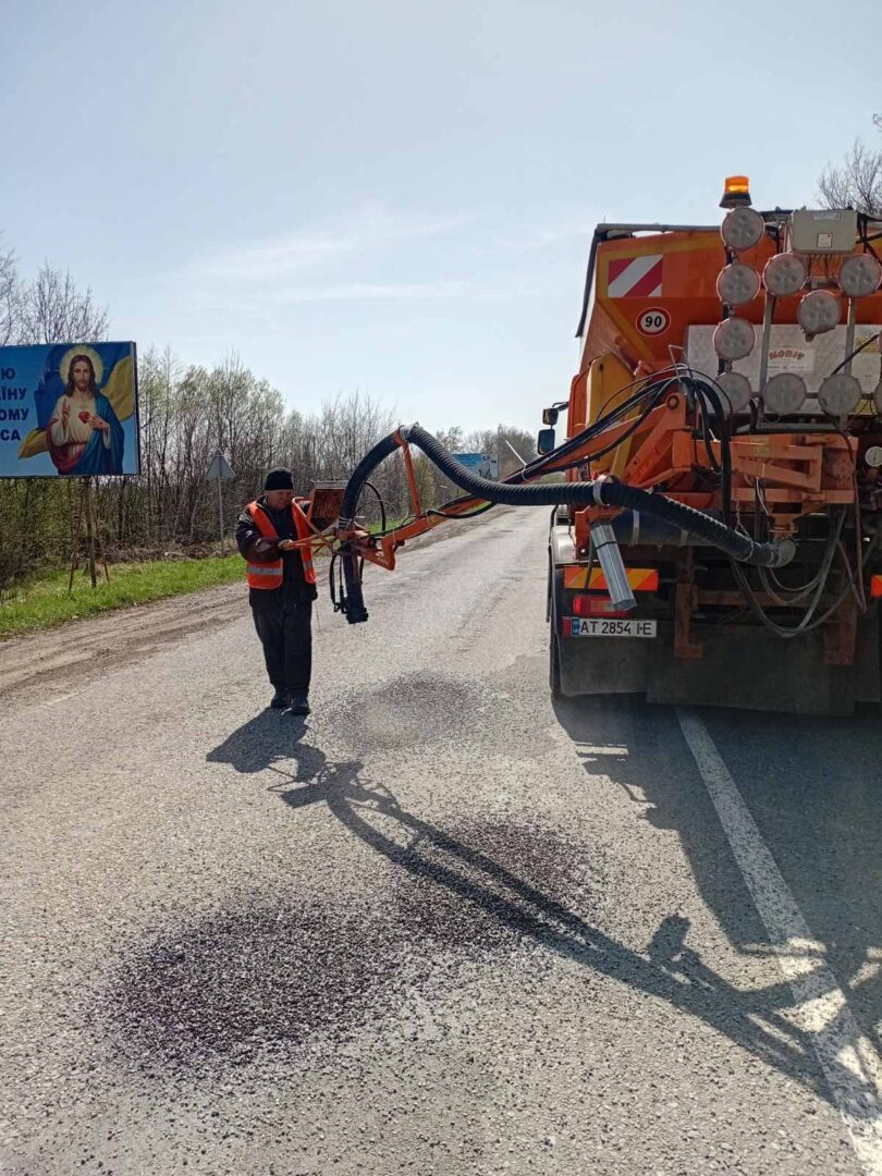 vgkavg - Ремонтують дорогу в селищі Лисець на трасі Н-09 Мукачево – Львів - rai.ua
