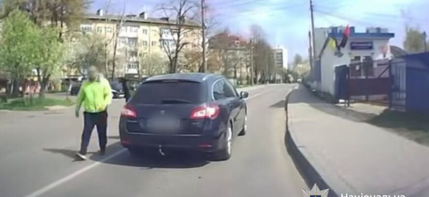 Поліцейські встановили чоловіка, який побив жінку на вулиці Сухомлинського