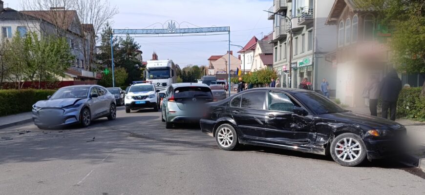 У Богородчанах трапилась ДТП за участі трьох автомобілів