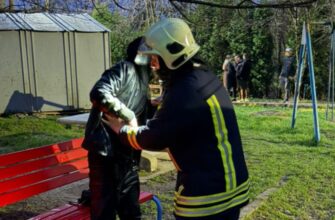 У Коломиї рятувальники витягнули чоловіка з озера