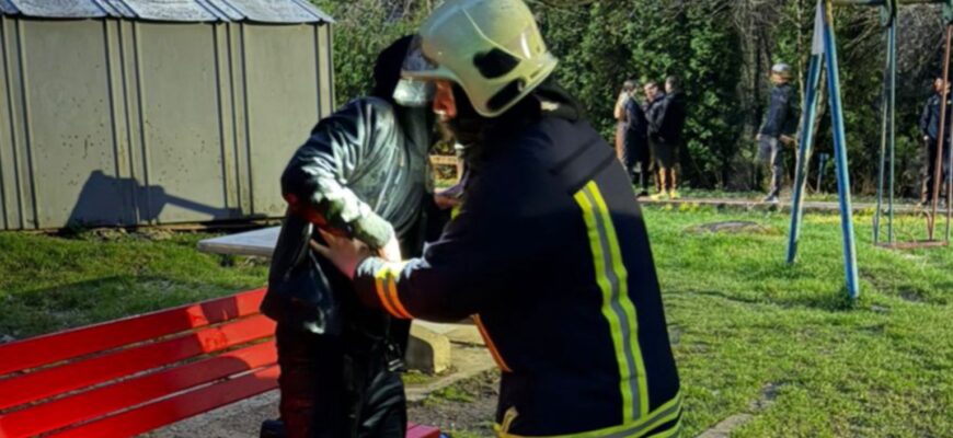 У Коломиї рятувальники витягнули чоловіка з озера