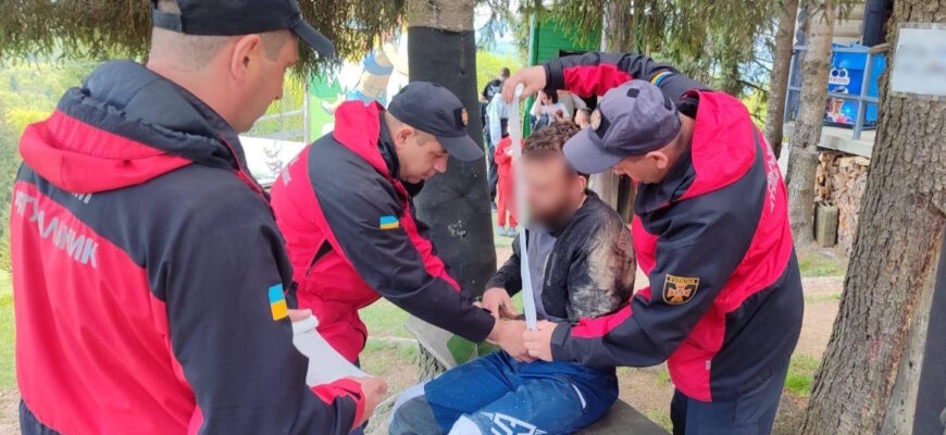 На Косівщині рятувальники надали допомогу травмованому чоловіку в горах